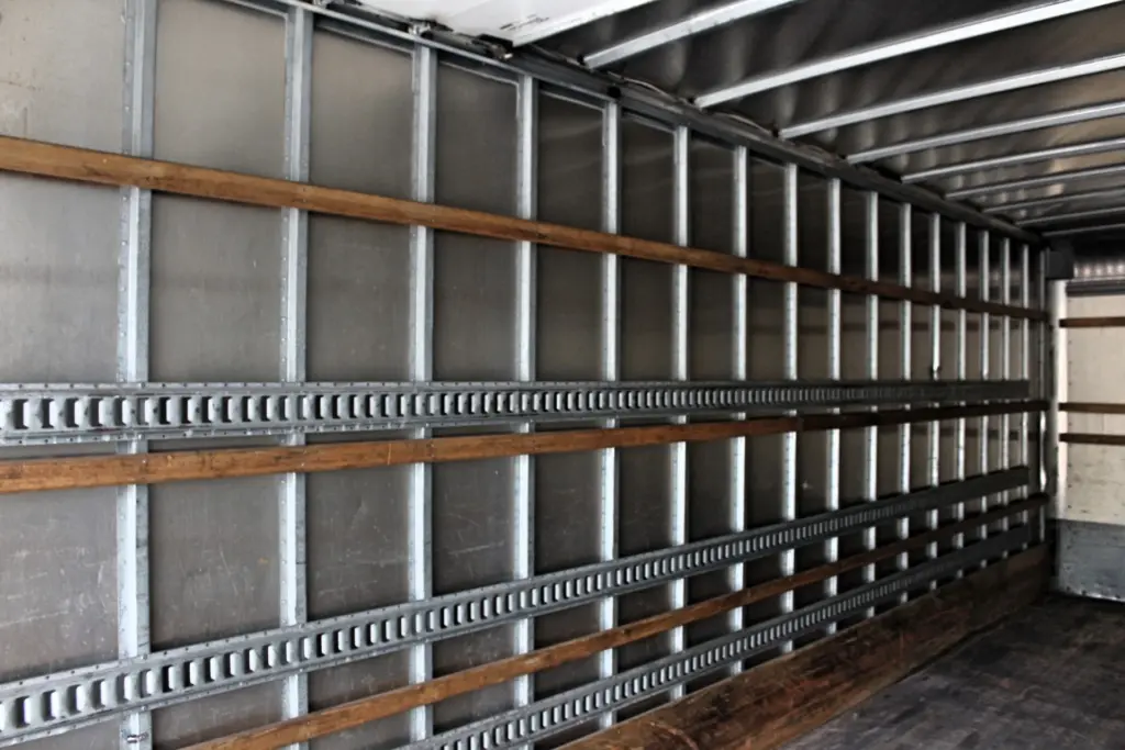 2019 International MV607 - cargo box interior side wall and tie-down rails