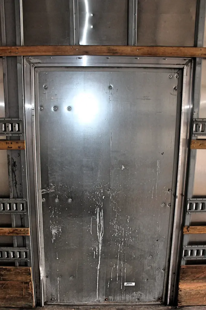 2019 International MV607 - cargo box interior wall detail