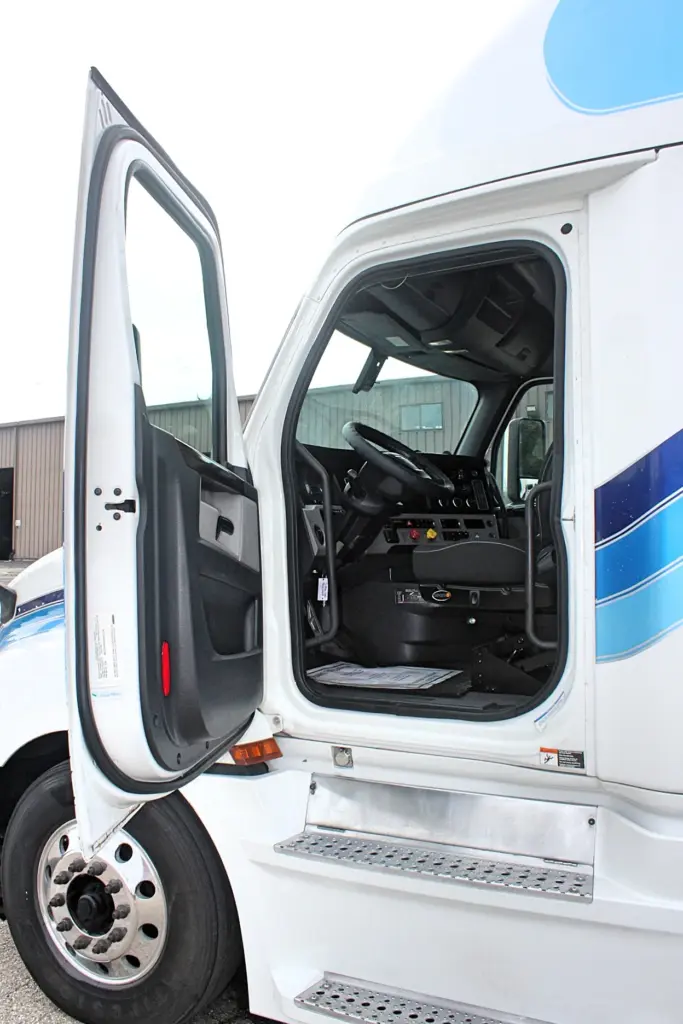 2019 Freightliner Cascadia 126 – open driver door and cab entry steps
