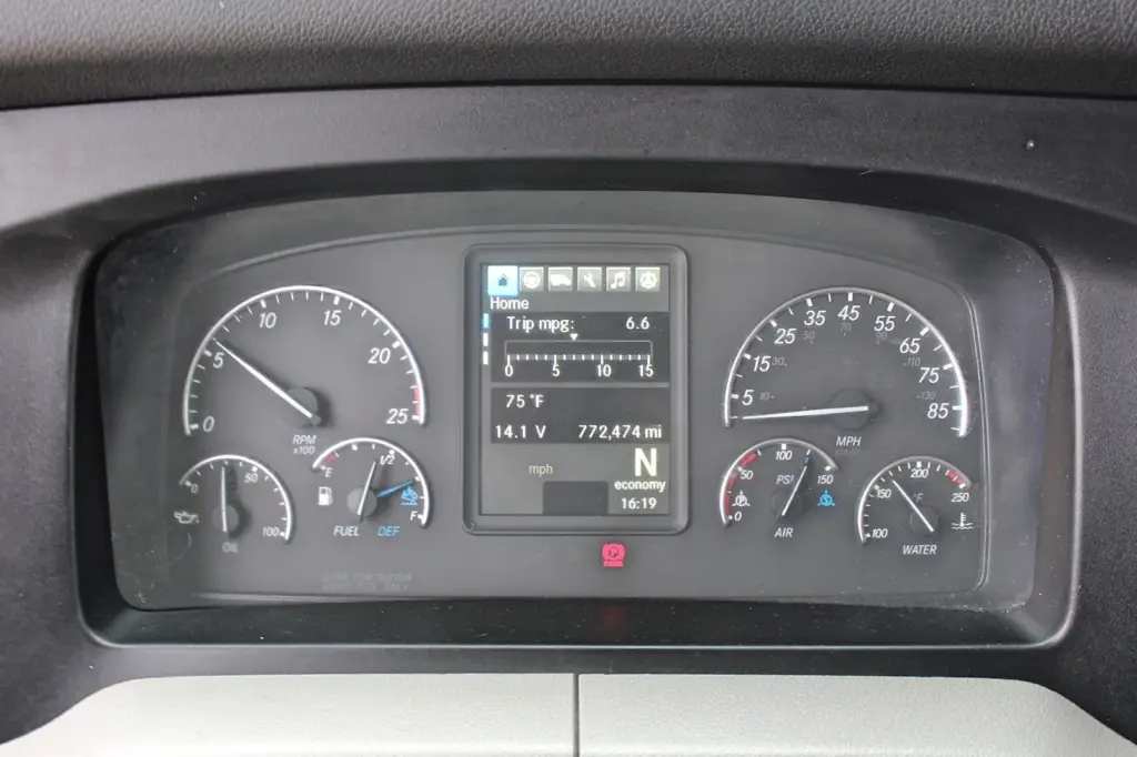 2019 Freightliner Cascadia 126 – dashboard gauges and digital instrument cluster