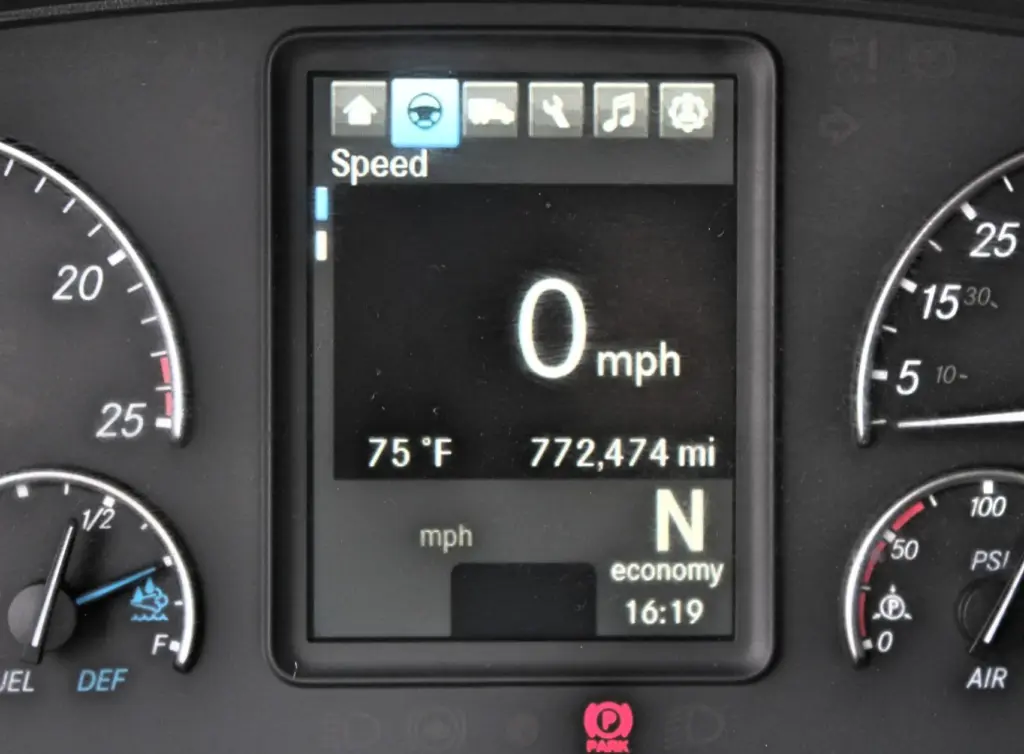 2019 Freightliner Cascadia 126 – digital instrument display showing 772,474 miles