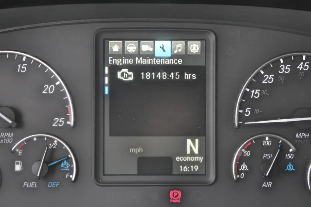 2019 Freightliner Cascadia 126 – digital engine maintenance display showing 18,148 engine hours