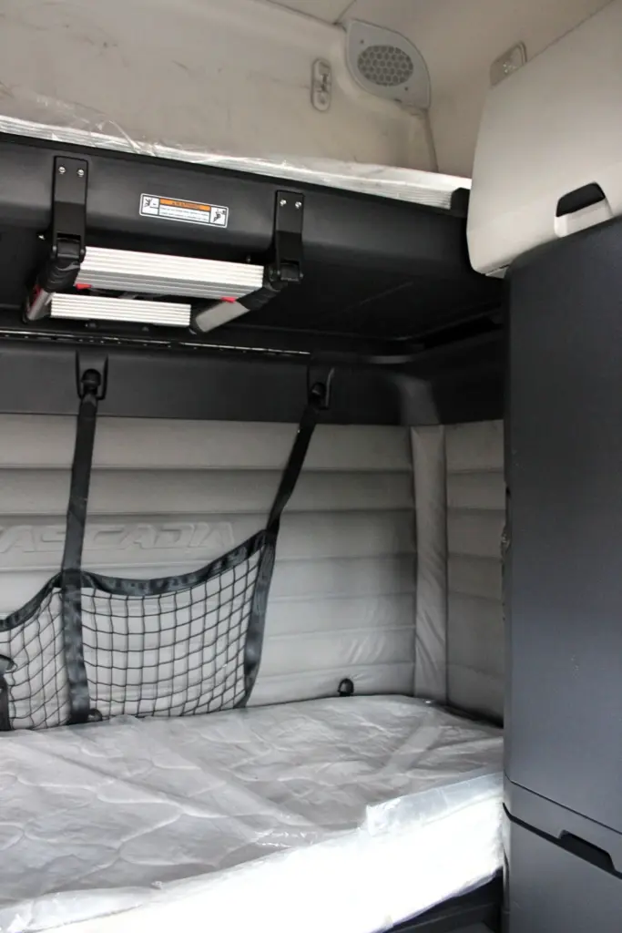 2019 Freightliner Cascadia 126 – double bunk sleeper interior with upper bunk and rear storage net