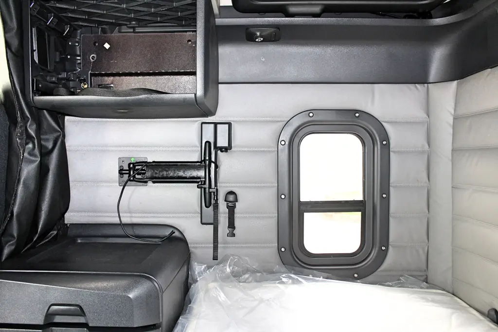2019 Freightliner Cascadia 126 – sleeper interior with lower bunk, side window and storage compartment