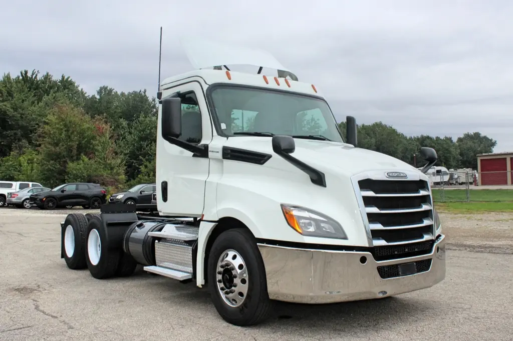 2019 Freightliner Cascadia 126 Day Cab – White tandem axle semi truck front passenger-side view