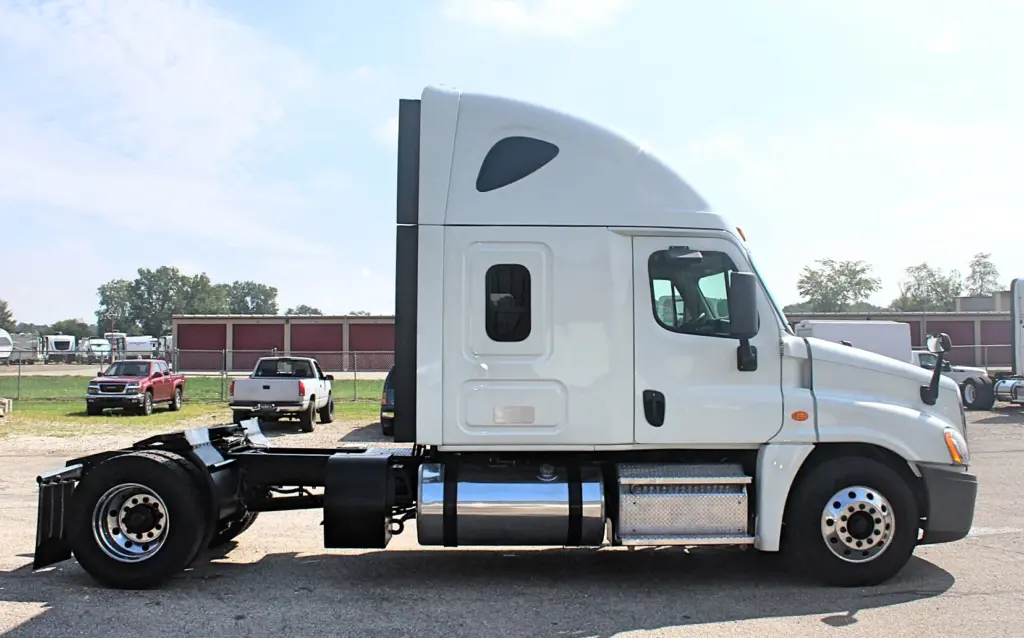 2020 Freightliner Cascadia 125 semi truck - passenger side exterior profile