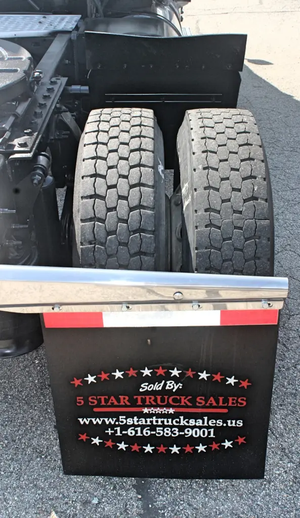 2020 Freightliner Cascadia 125 - dual drive tires close-up