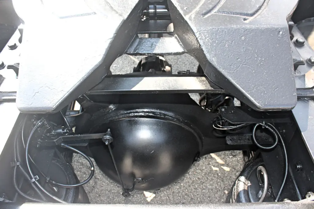 2020 Freightliner Cascadia 125 - rear differential and axle