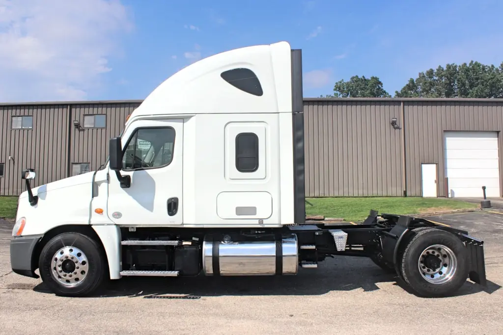 2020 Freightliner Cascadia 125 semi truck - driver side exterior profile