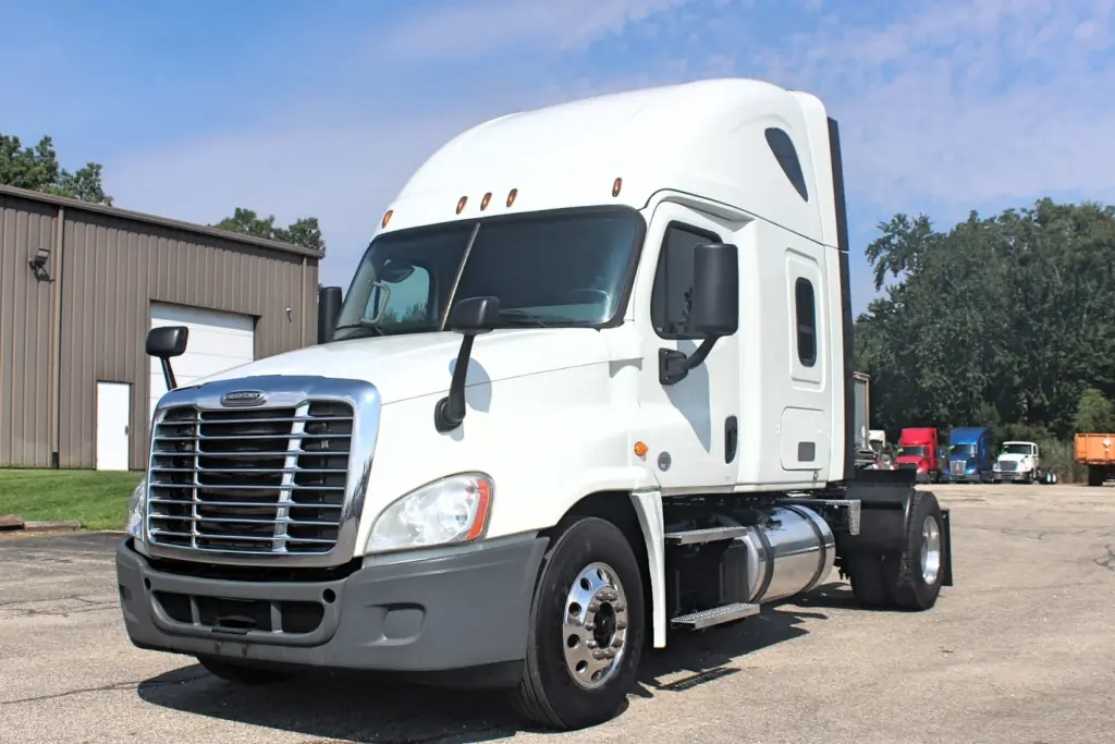 2020 Freightliner Cascadia 125 semi truck - front side exterior view