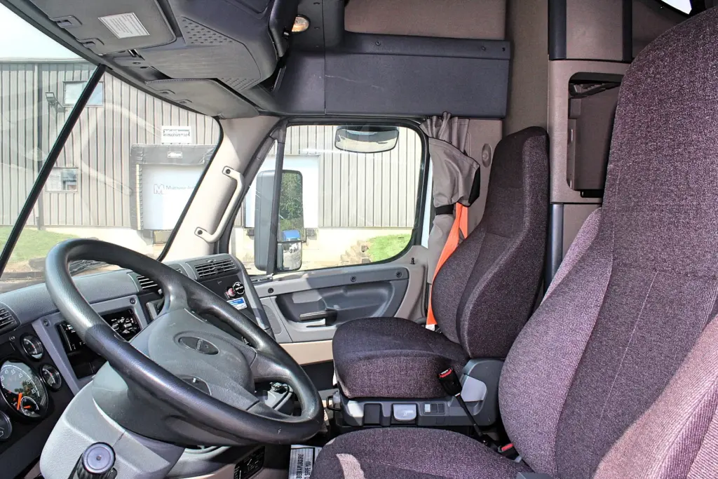 2020 Freightliner Cascadia 125 - driver seat and cab interior