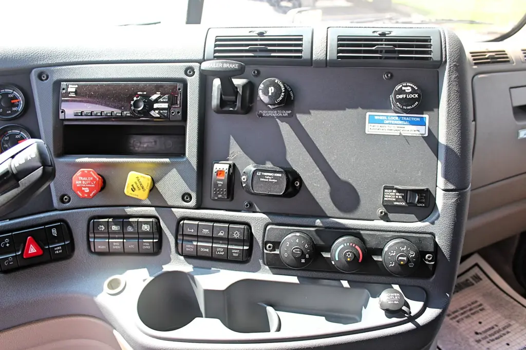2020 Freightliner Cascadia 125 - dashboard controls and switches