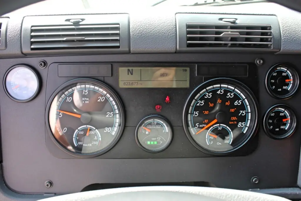 2020 Freightliner Cascadia 125 - instrument cluster and gauges