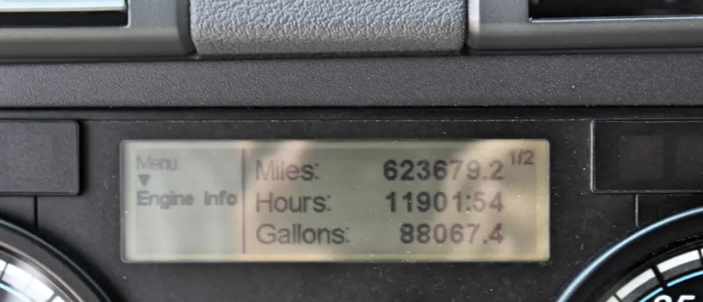 2020 Freightliner Cascadia 125 - engine hours and mileage display