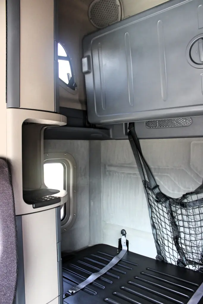 2020 Freightliner Cascadia 125 - sleeper bunk interior