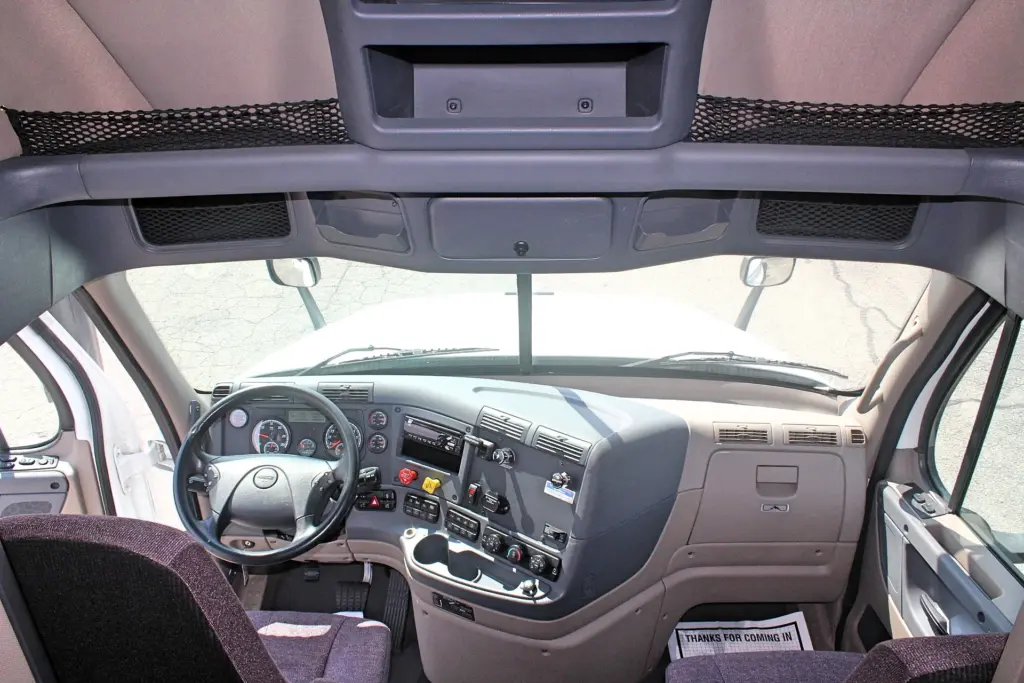2020 Freightliner Cascadia 125 - cab interior and overhead console