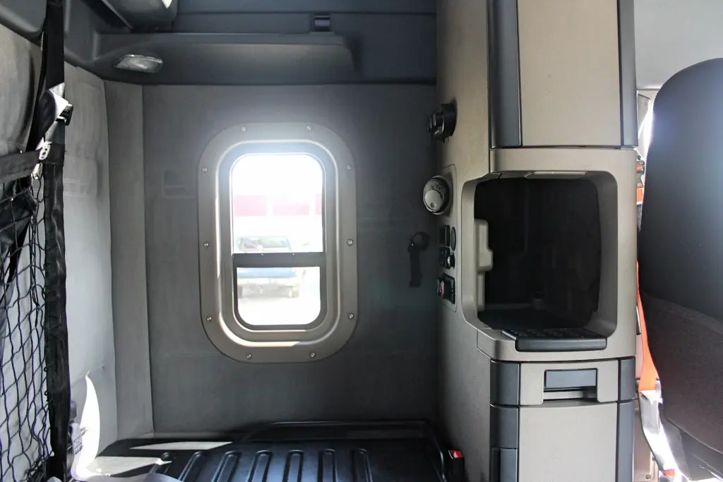 2020 Freightliner Cascadia 125 - sleeper storage and rear wall