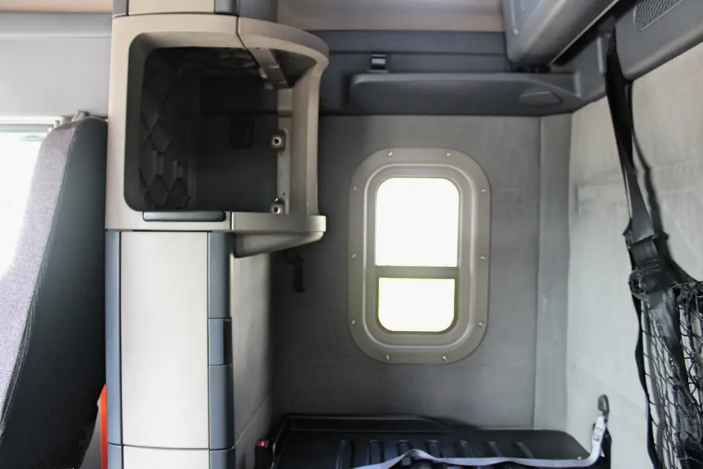2020 Freightliner Cascadia 125 - sleeper cabinet and storage compartment