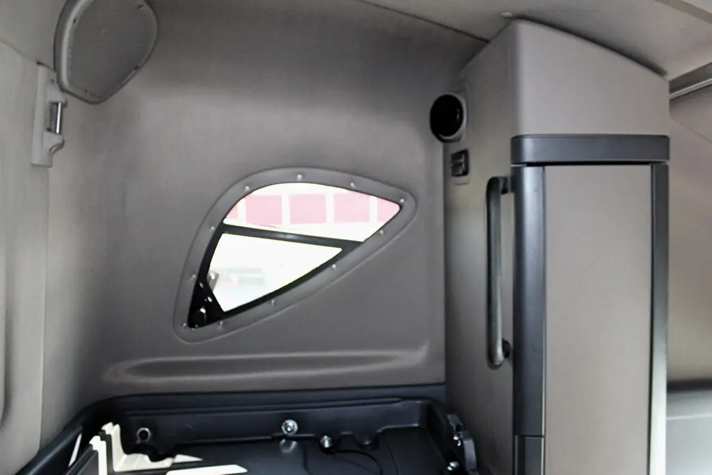 2020 Freightliner Cascadia 125 - sleeper side window and interior