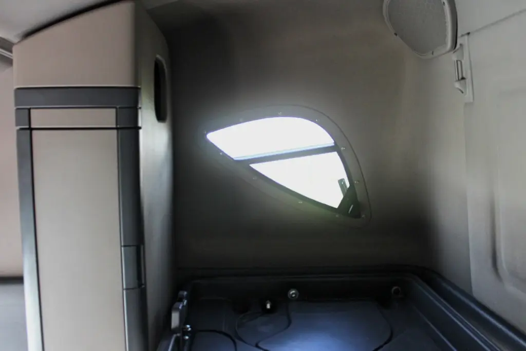 2020 Freightliner Cascadia 125 - sleeper interior side window