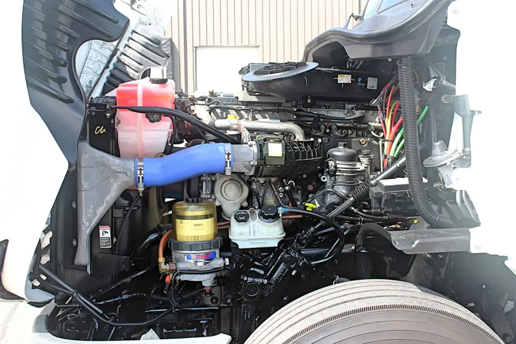 2020 Freightliner Cascadia 125 - engine compartment