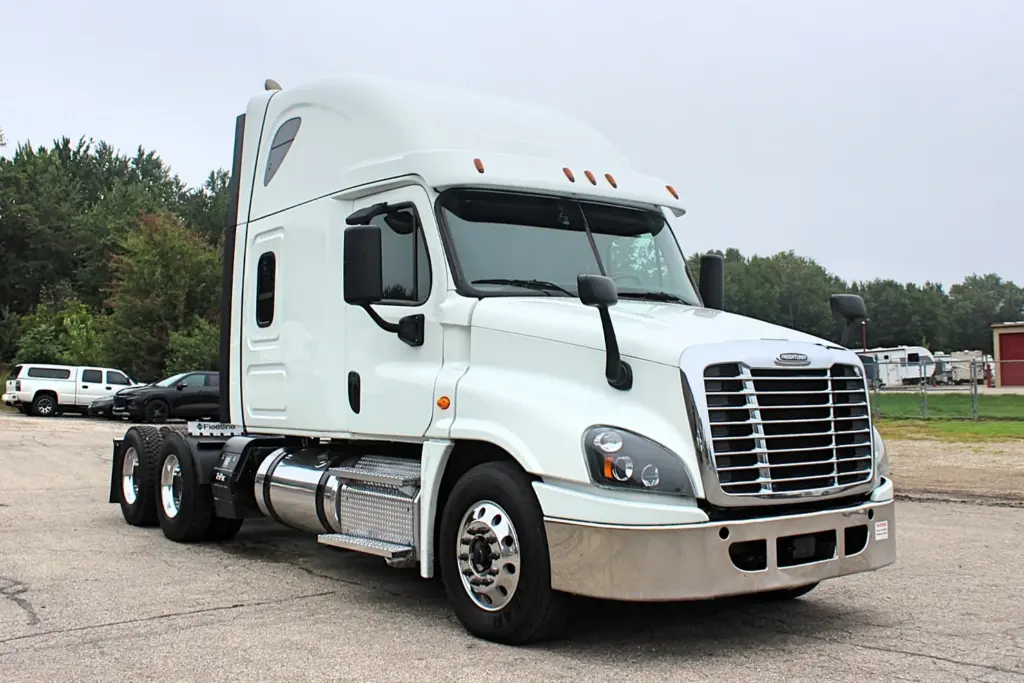 2019 Freightliner Cascadia 125 – Front three-quarter exterior view of white sleeper semi truck