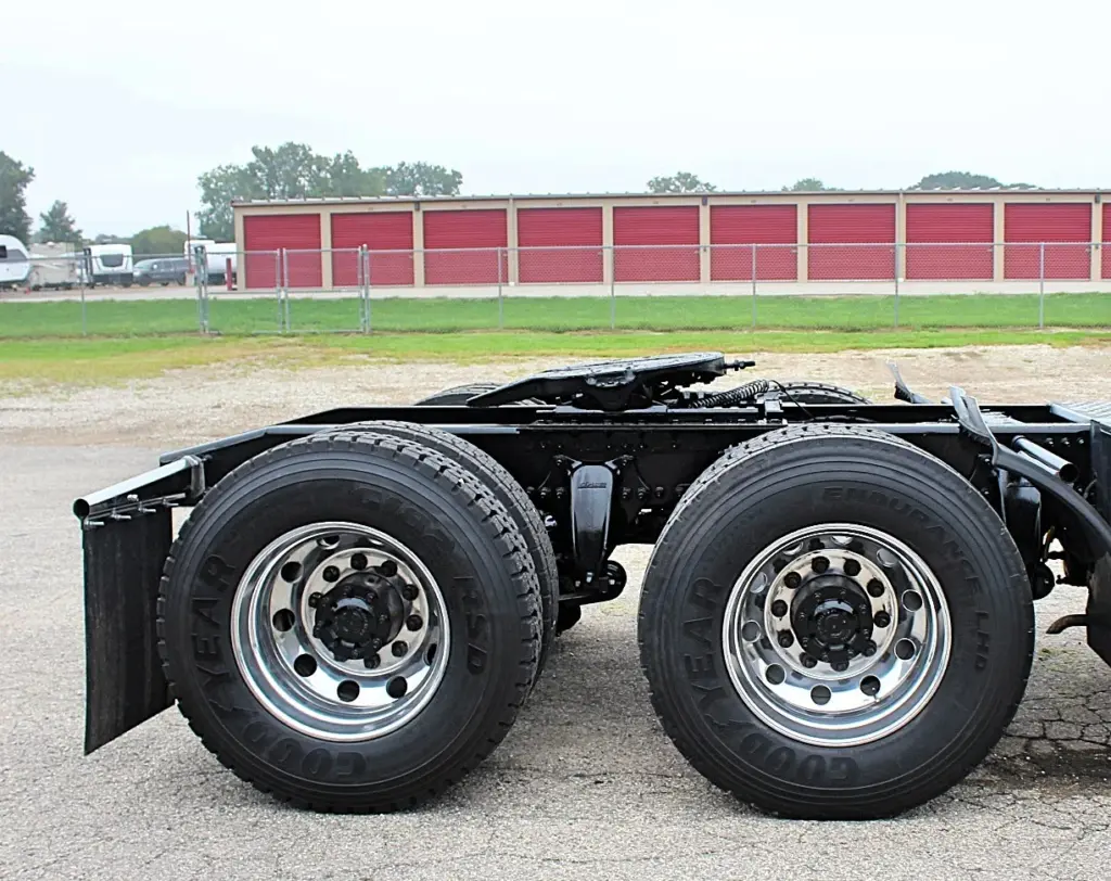 2019 Freightliner Cascadia 125 – Tandem drive tires and rear axle close-up
