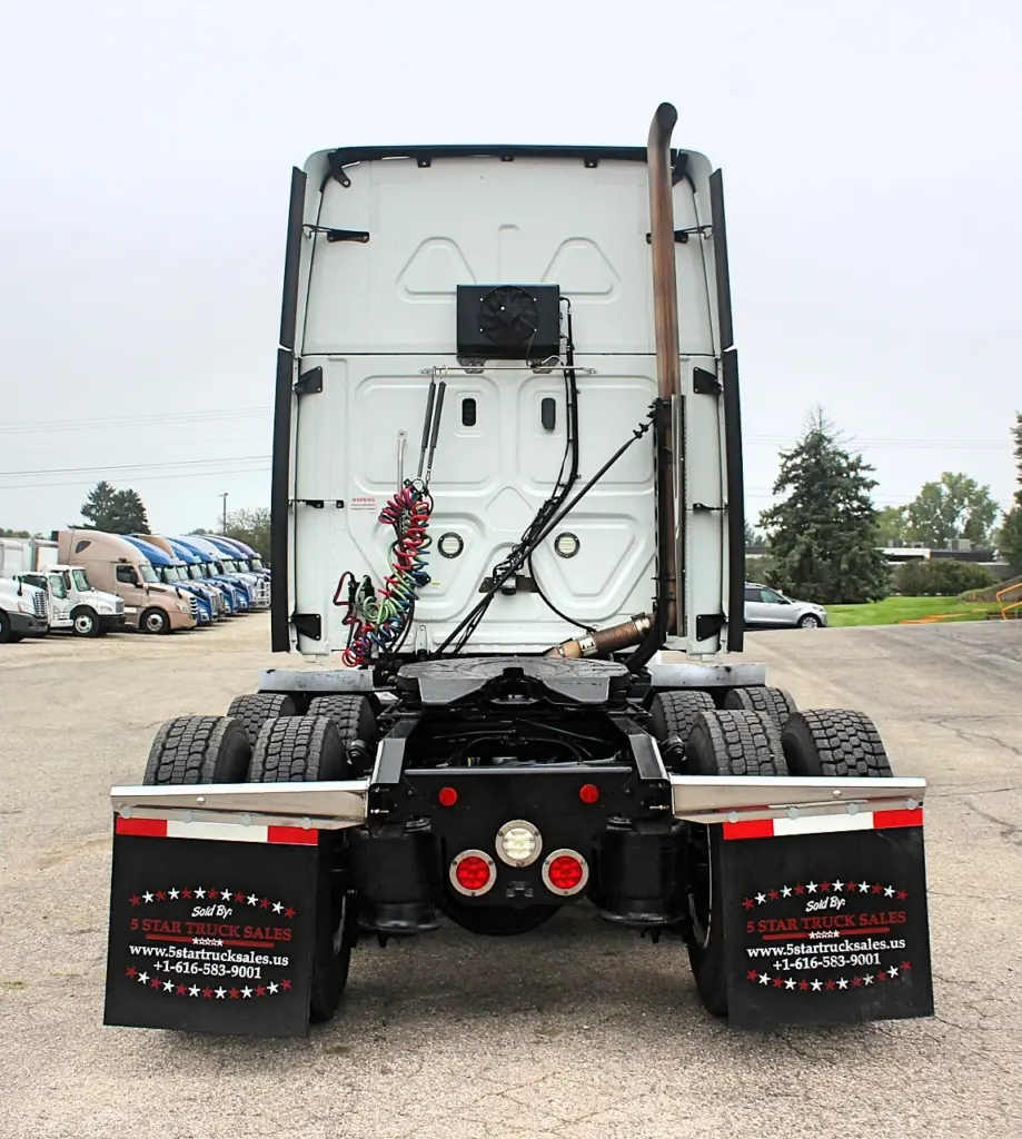 2019 Freightliner Cascadia 125 – Straight rear view of sleeper cab and chassis