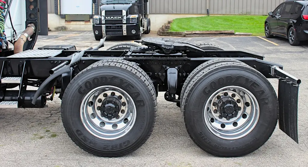 2019 Freightliner Cascadia 125 – Drive tires and tandem axle close-up from side