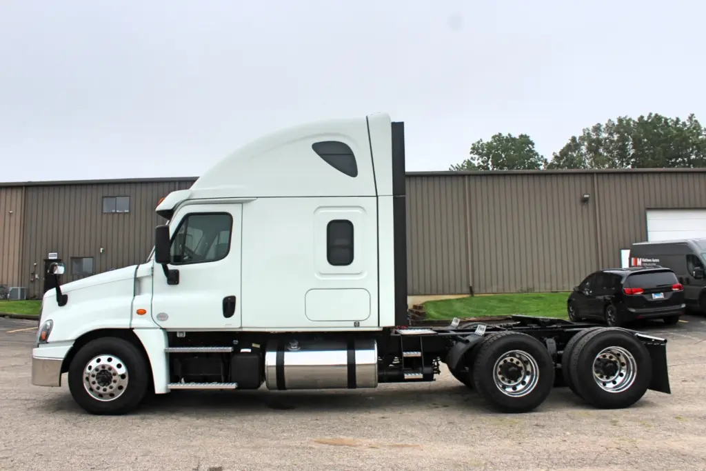 2019 Freightliner Cascadia 125 – Opposite side profile exterior view of white sleeper semi truck