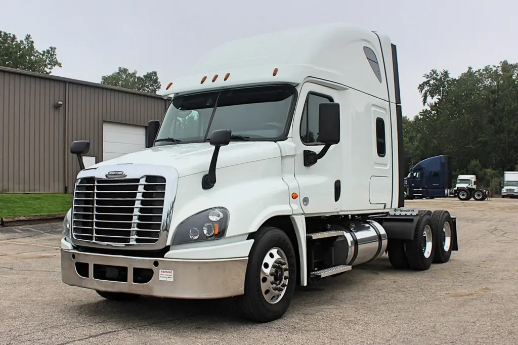 2019 Freightliner Cascadia 125 – Front angled exterior view of white sleeper truck
