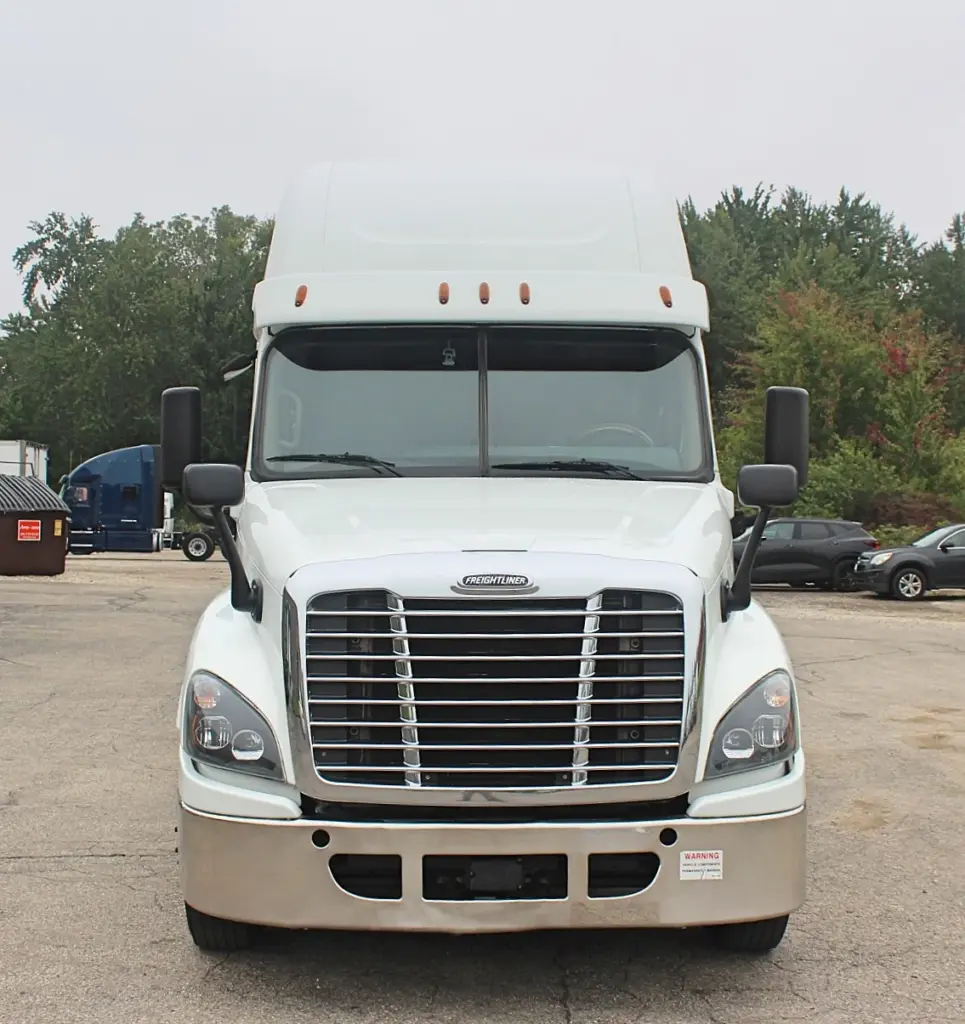 2019 Freightliner Cascadia 125 – Straight-on front exterior view