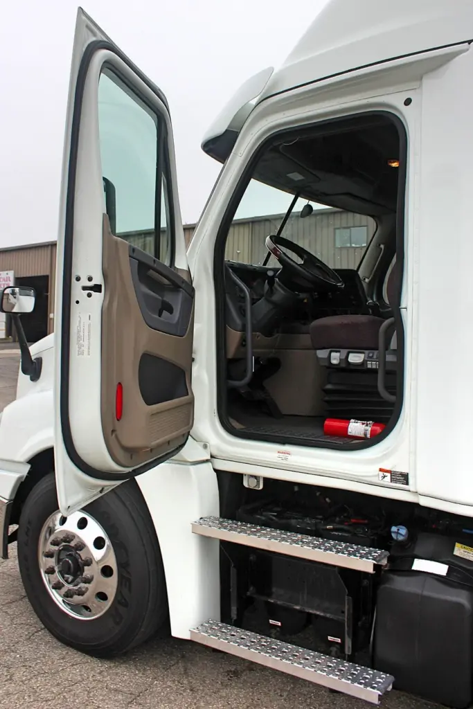 2019 Freightliner Cascadia 125 – Open driver door and cab entry steps
