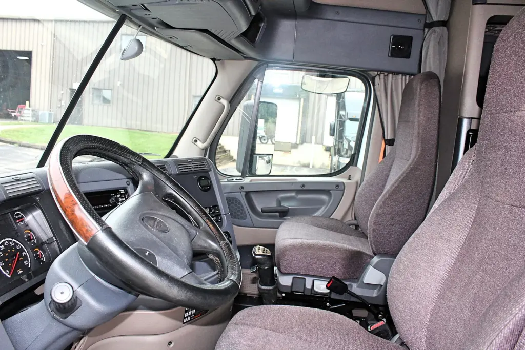 2019 Freightliner Cascadia 125 – Interior cab view with driver and passenger seats