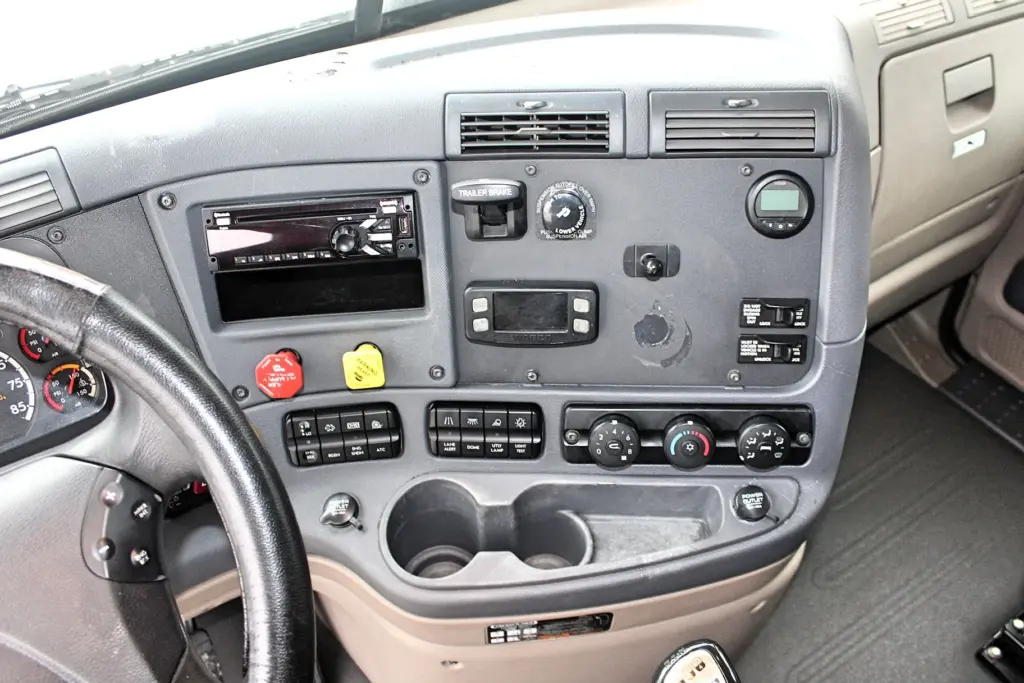2019 Freightliner Cascadia 125 – Dashboard controls and center console close-up