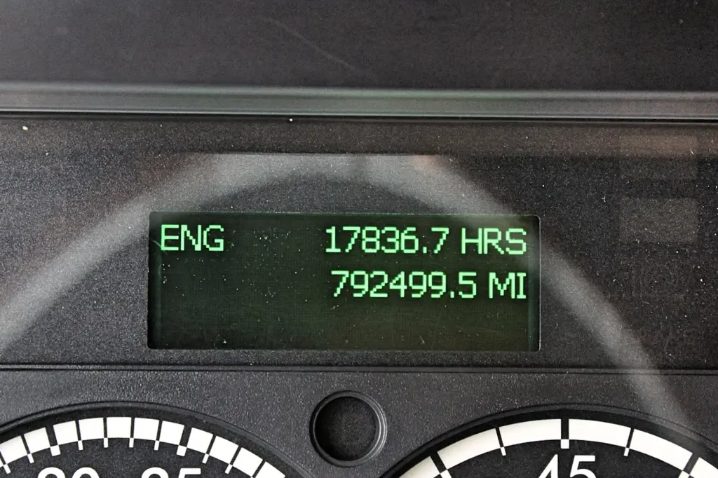 2019 Freightliner Cascadia 125 – Engine hours display showing 17,836.7 hours and 792,499.5 miles