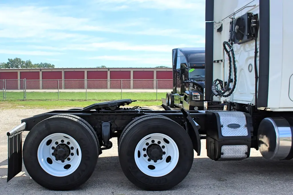 2020 Freightliner Cascadia 125 – tandem drive axles and rear wheels passenger-side close-up