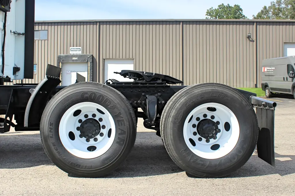 2020 Freightliner Cascadia 125 – tandem drive axles and rear wheels driver-side close-up