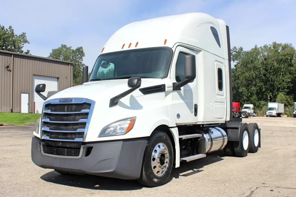 2020 Freightliner Cascadia 125 – front driver-side three-quarter exterior view