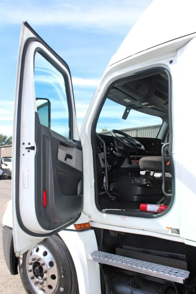 2020 Freightliner Cascadia 125 – open driver door and cab entry steps