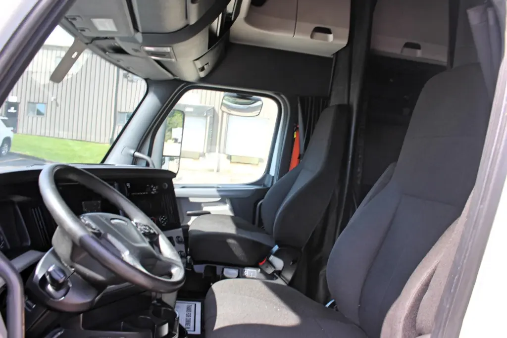 2020 Freightliner Cascadia 125 – cab interior with driver and passenger seats