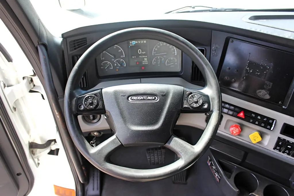 2020 Freightliner Cascadia 125 – steering wheel and instrument panel interior view