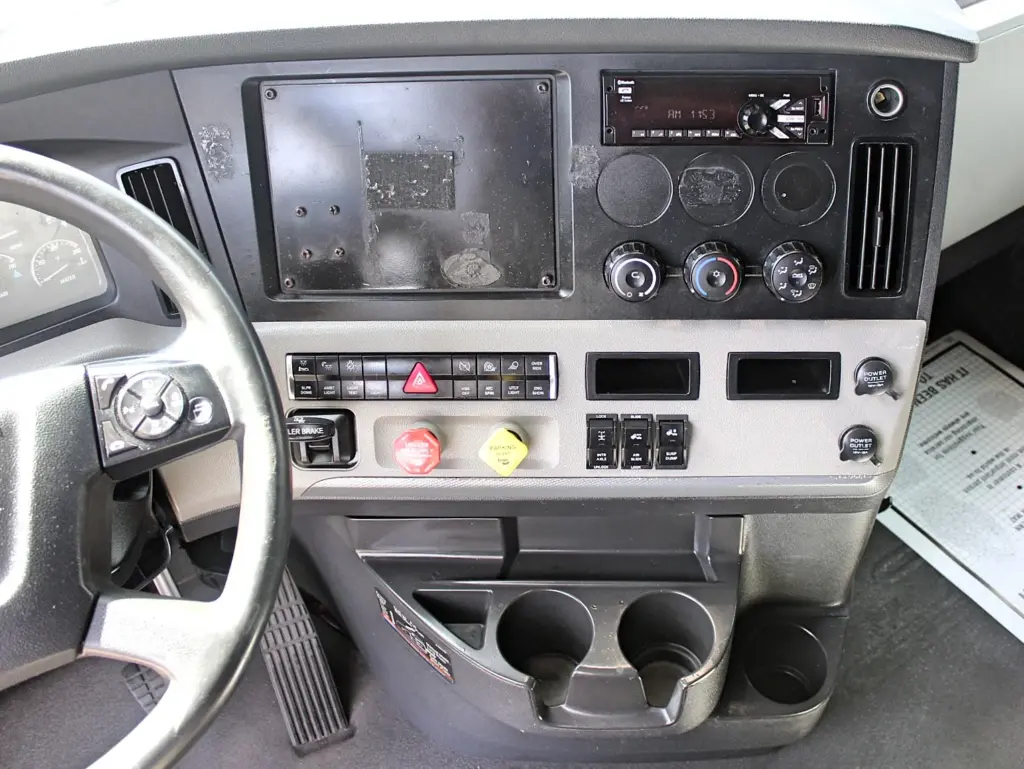 2020 Freightliner Cascadia 125 – dashboard and center control panel interior view