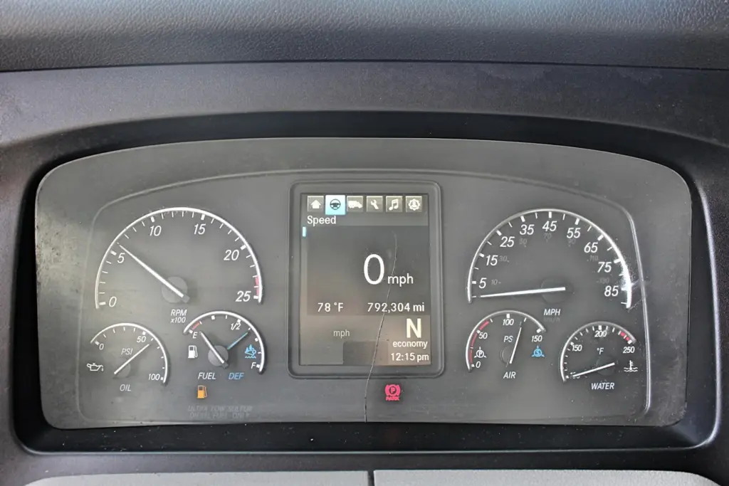 2020 Freightliner Cascadia 125 – digital instrument cluster and dashboard gauges