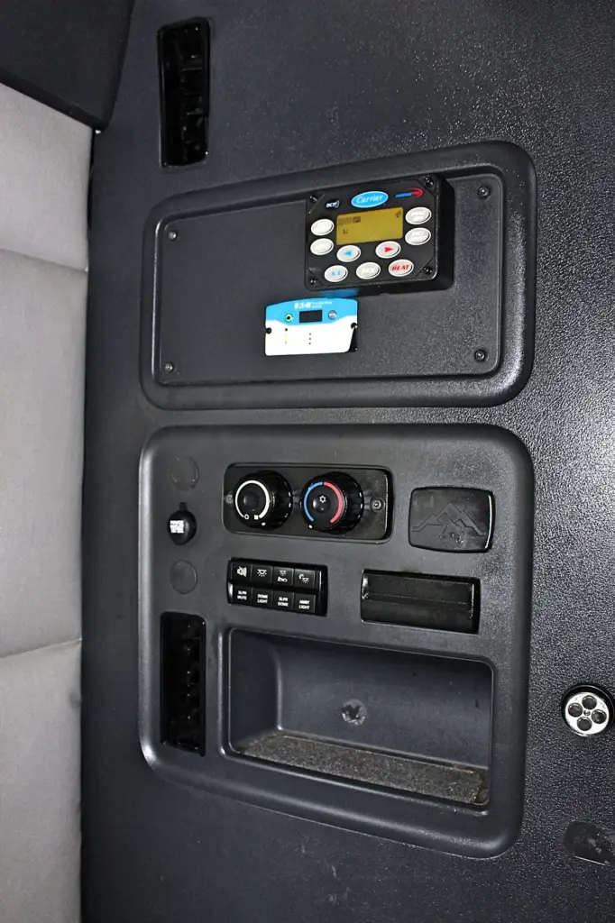 2020 Freightliner Cascadia 125 – sleeper climate control panel and Carrier auxiliary HVAC controls