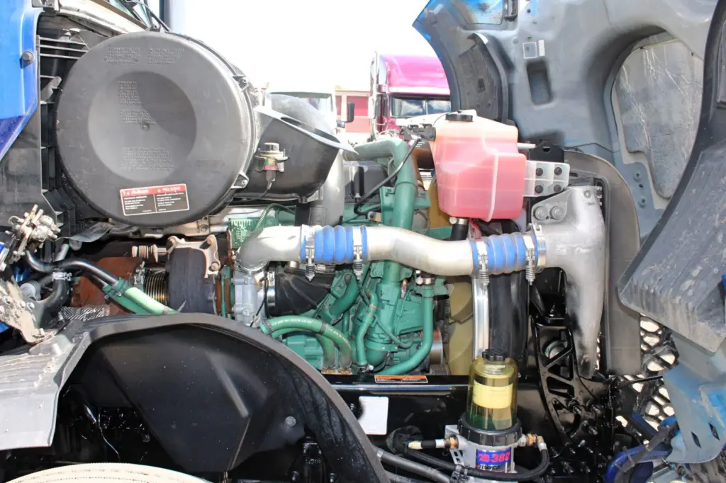 2020 Volvo VNL 760 – Volvo D13 diesel engine and engine compartment
