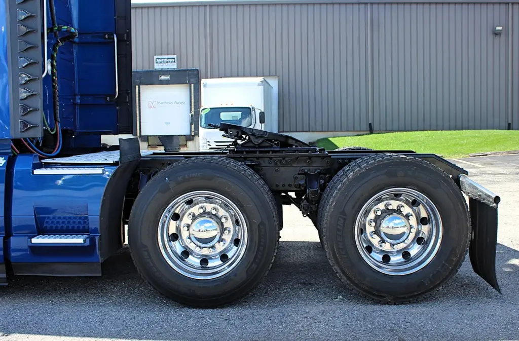 2020 Volvo VNL 760 – tandem drive axles with polished aluminum wheels