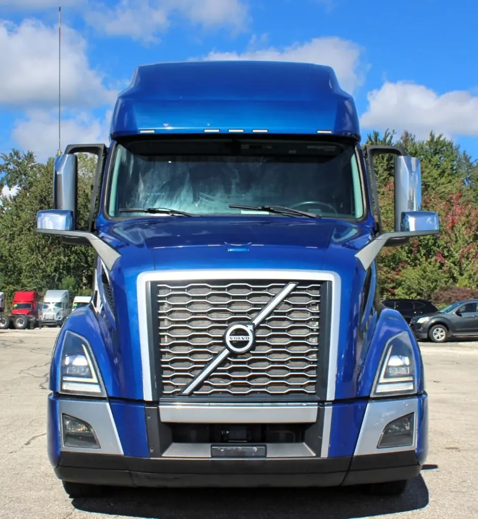 2020 Volvo VNL 760 – front view with Volvo grille and aerodynamic sleeper cab
