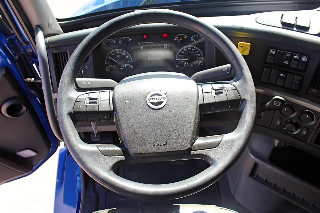 2020 Volvo VNL 760 – steering wheel and driver instrument panel