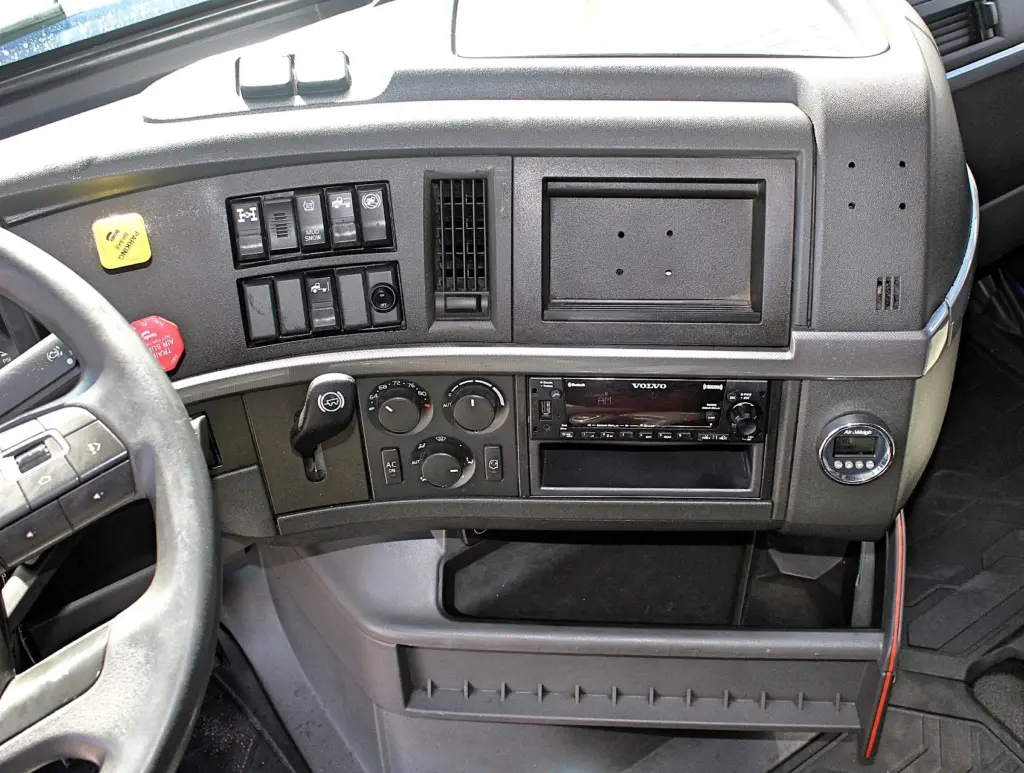 2020 Volvo VNL 760 – dashboard controls, climate controls and Volvo radio